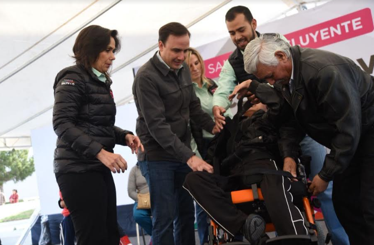 Entrega Manolo aparatos ortopédicos