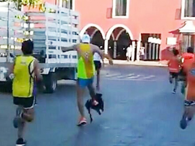 Identifican al corredor que pateó a un perro brutalmente