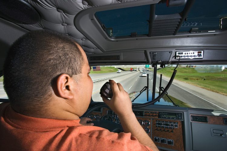 Por sobrepeso, bajan a choferes de camiones