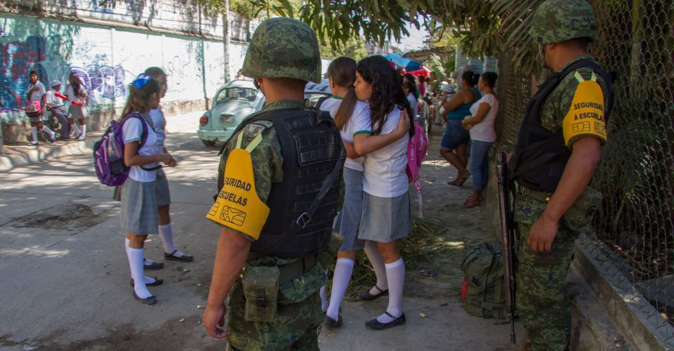 Hombres armados asaltan y rapan a 20 estudiantes y maestras en Acapulco