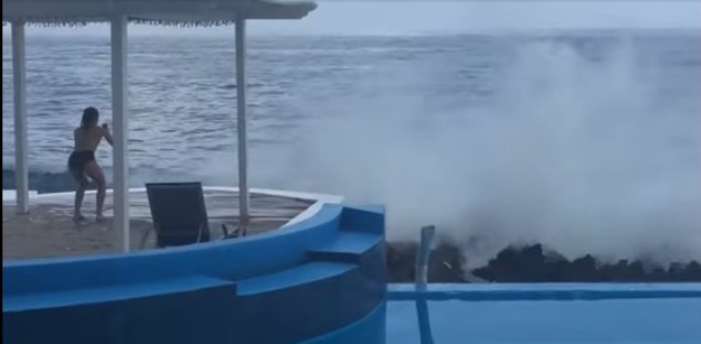 (VIDEO): Por intentar la foto perfecta, fue arrastrada por el mar