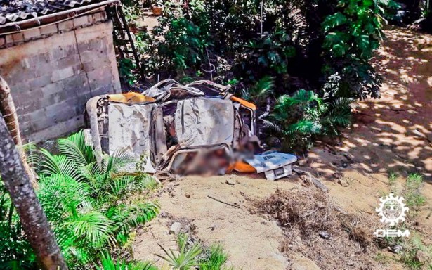 Mueren 5 personas al caer taxi a un barranco cuando eran perseguidos por sicarios en Acapulco