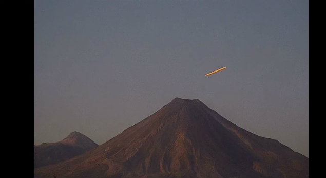 VIDEO: Captan una misteriosa luz sobre el volcán de Colima