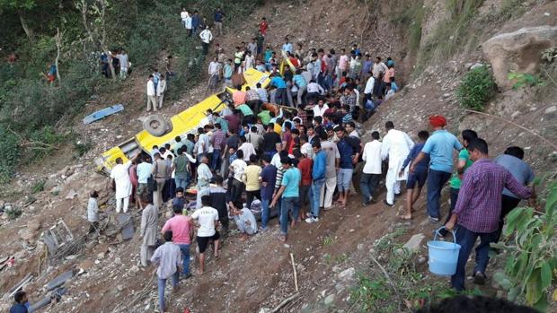 Mueren 29 niños al caer autobús escolar a barranco en India