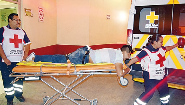 A quemarropa, policías de <br>Paredes balean a joven