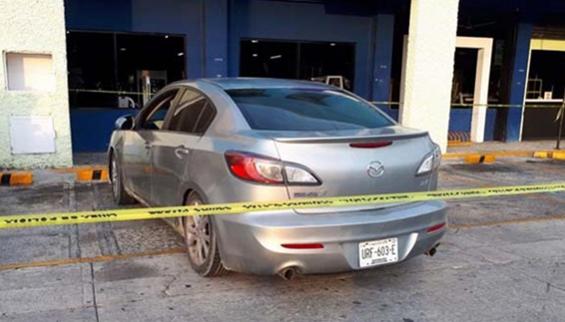 Hallan vehículo con 5 cuerpos en Quintana Roo