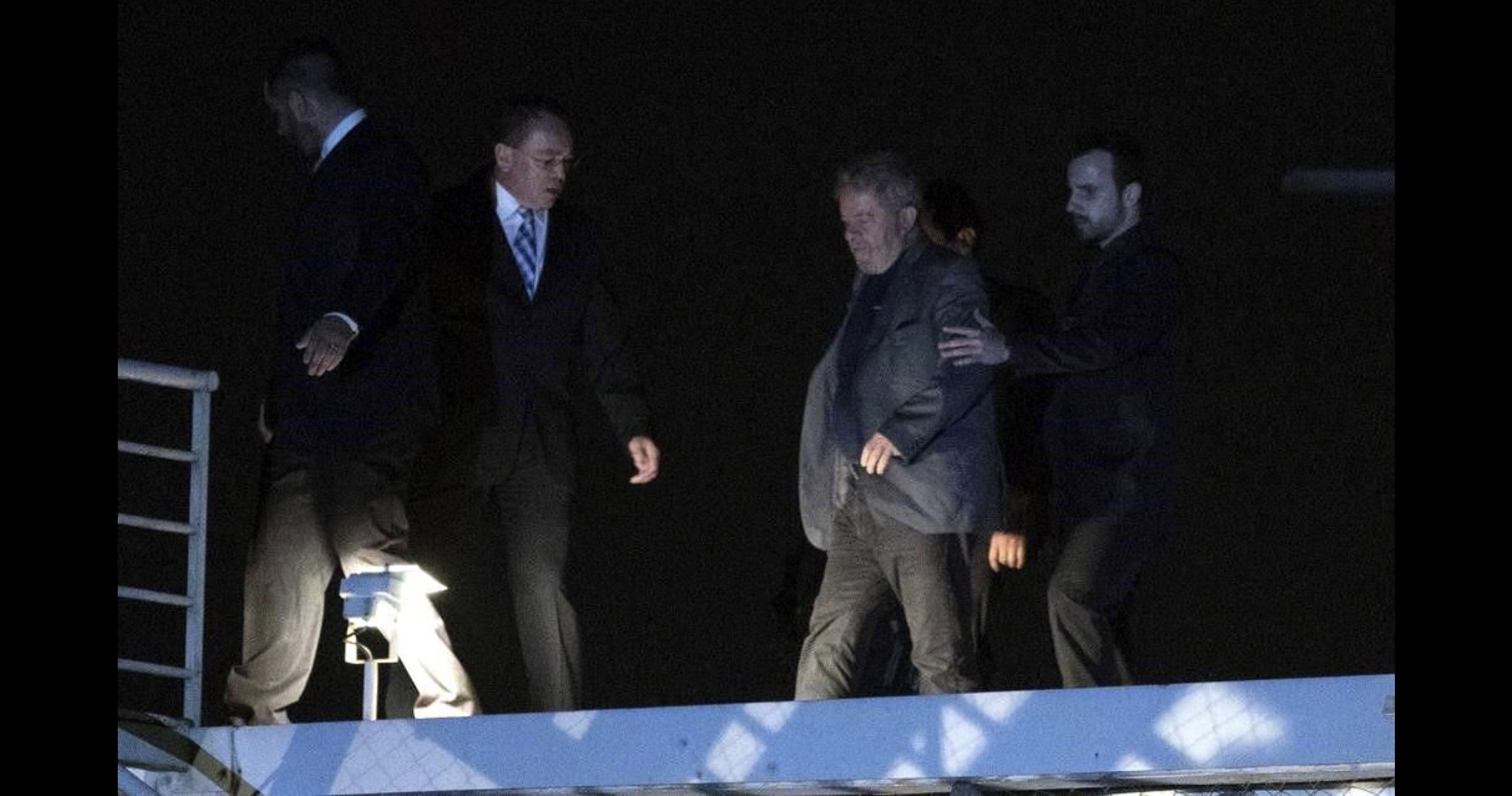 Tras entregarse, ingresa Lula a prisión