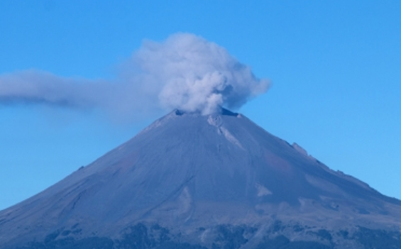 Amanece Popocatépetl con una leve explosión y emisión de ceniza