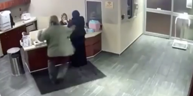 VIDEO: Brutal ataque a una musulmana que esperaba en Urgencias de un hospital