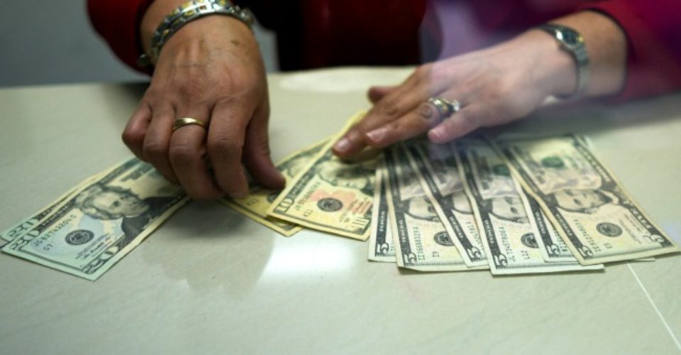 Dólar se cotiza en un precio máximo de 18.63 pesos en bancos