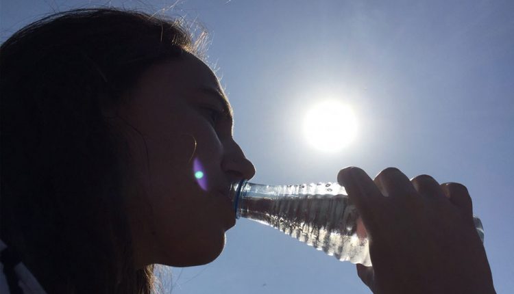 Tomar agua con frecuencia evita diarreas en temporada de calor
