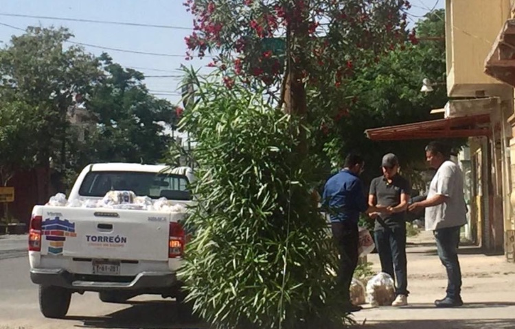 Sin reglas de operación, reparte <br>Zermeño apoyos a diestra y siniestra