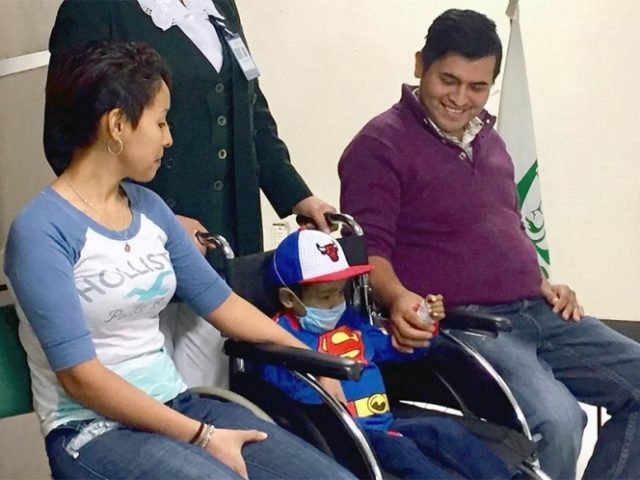 Con éxito realizan trasplante de hígado de padre a hijo en Nuevo León