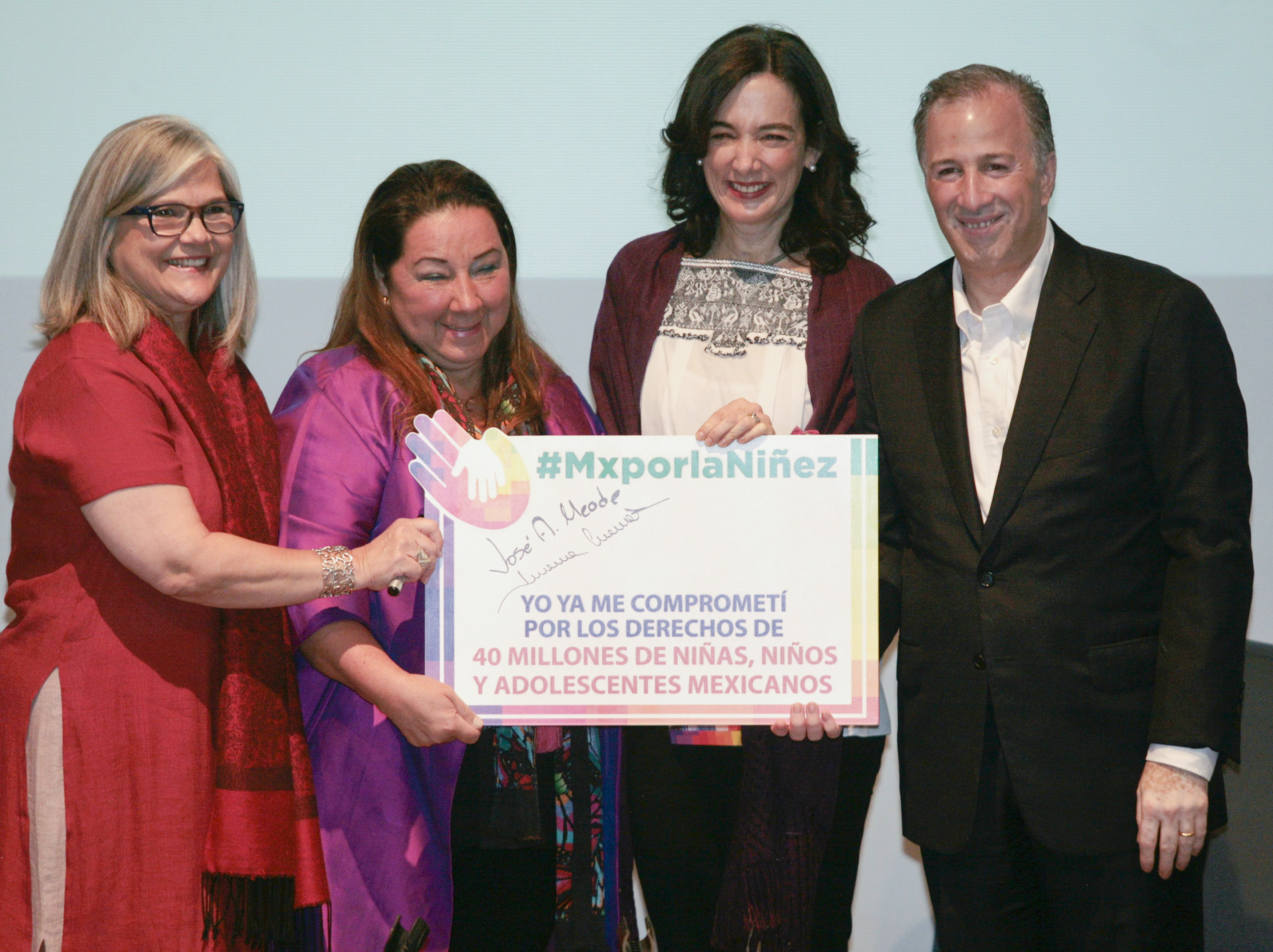 Asume Meade nueve compromisos por la niñez