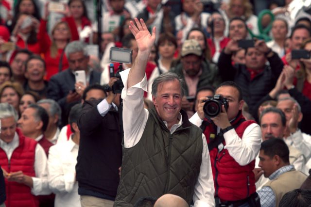 Meade ofrece un gobierno cercano a cada familia, “hasta la cocina”