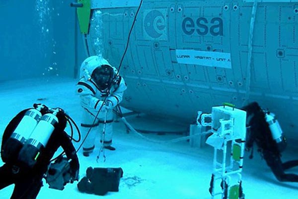 Astronautas simulan caminatas lunares en el fondo de alberca
