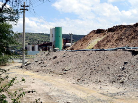 Multan a empresa de químicos por verter ácidos a socavón en Guanajuato