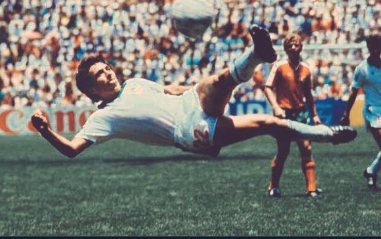 Manuel Negrete vence a Pelé en Mejor Gol de los Mundiales