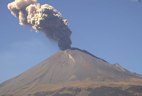 Popocatépetl emite 17 fumarolas y dos explosiones en las últimas horas