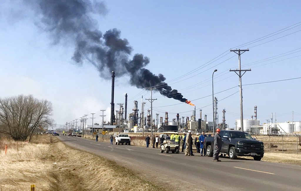 Al menos cinco lesionados al explotar tanque en refinería en Wisconsin