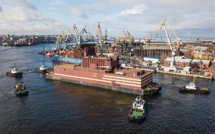 Rusia completa su central nuclear flotante para el Ártico