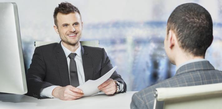 Sonreir y saludar, claves para encontrar empleo