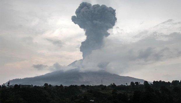 Volcán en Japón entra en erupción después de 250 años
