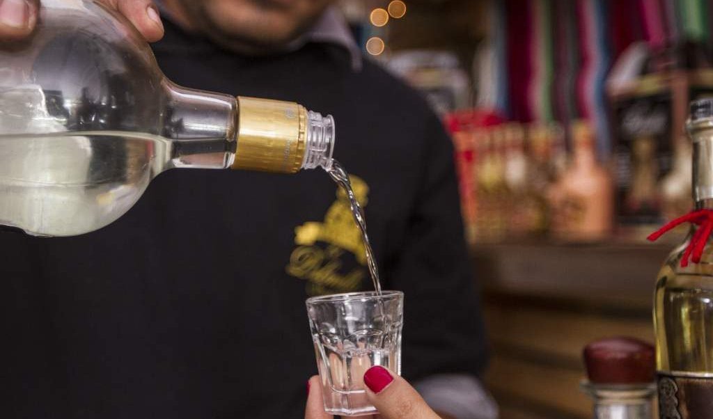 Denuncian tráfico de alcohol adulterado