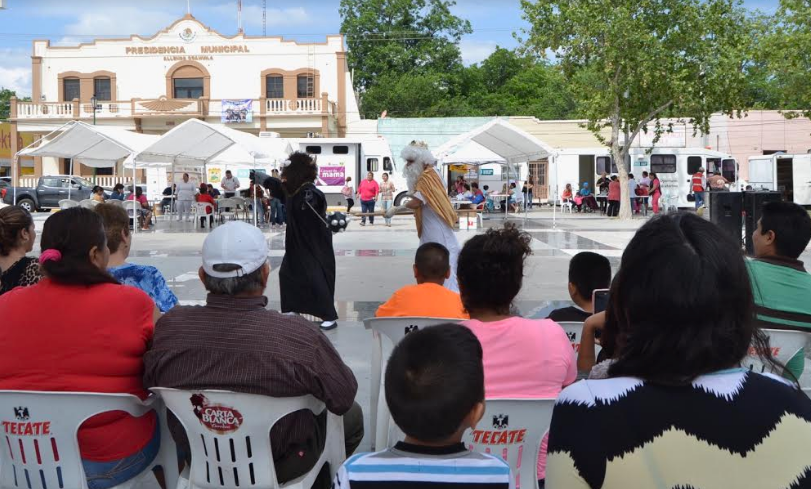 Realizan brigada de salud y obra teatral para familias de Allende