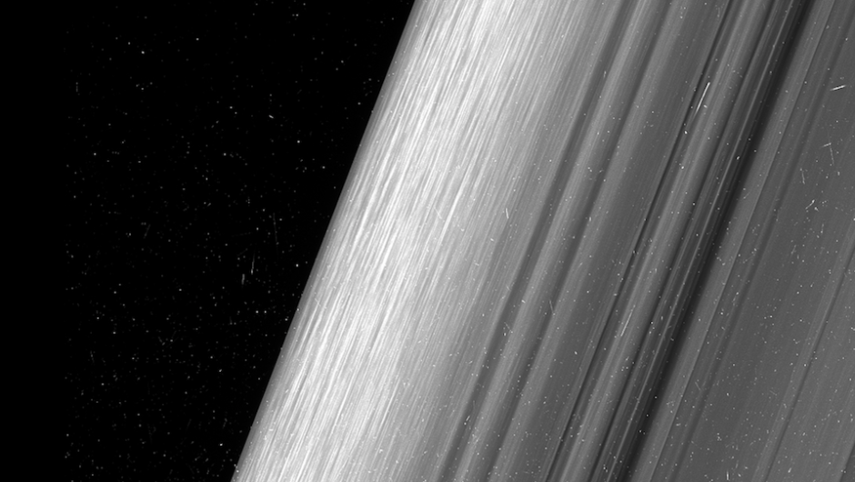 NASA muestra fotografía de “hélices” en anillo de Saturno