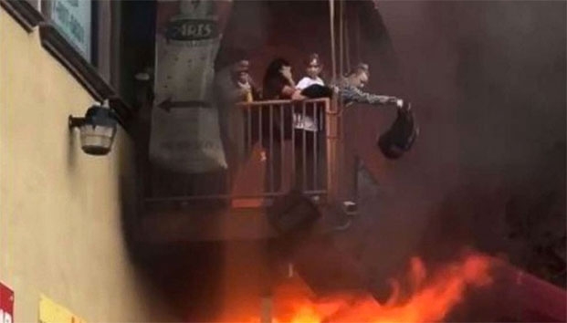 Niñas saltan de balcón para salvarse de incendio