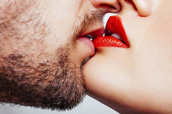 Besos “contaminados” pueden causar problemas graves de salud
