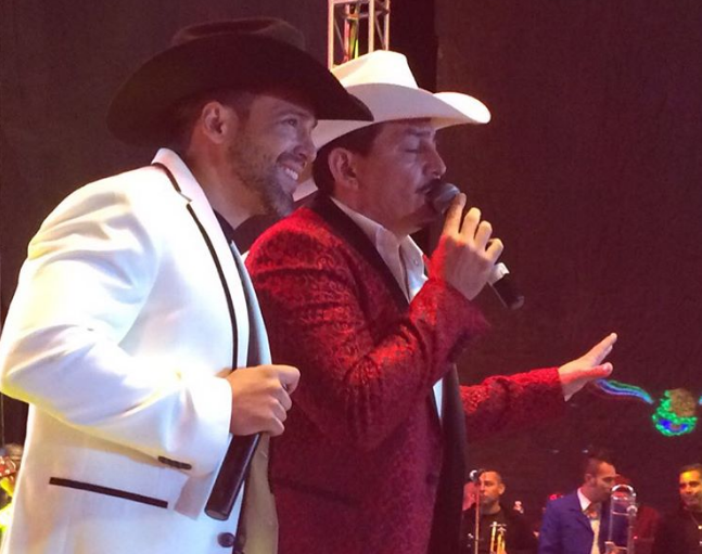 VIDEO: Bobby Pulido cae de espaldas durante concierto