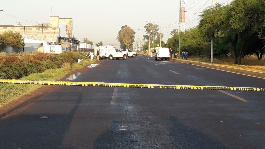 Mueren cuatro asaltantes al volcar camioneta en la que llevaban cajero que robaron