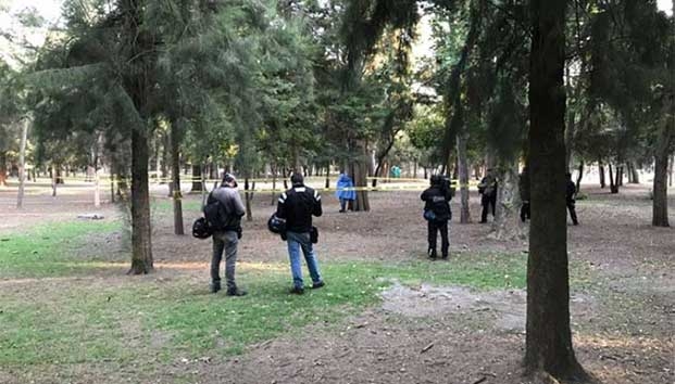 Hallan a joven muerto colgado en parque de CDMX