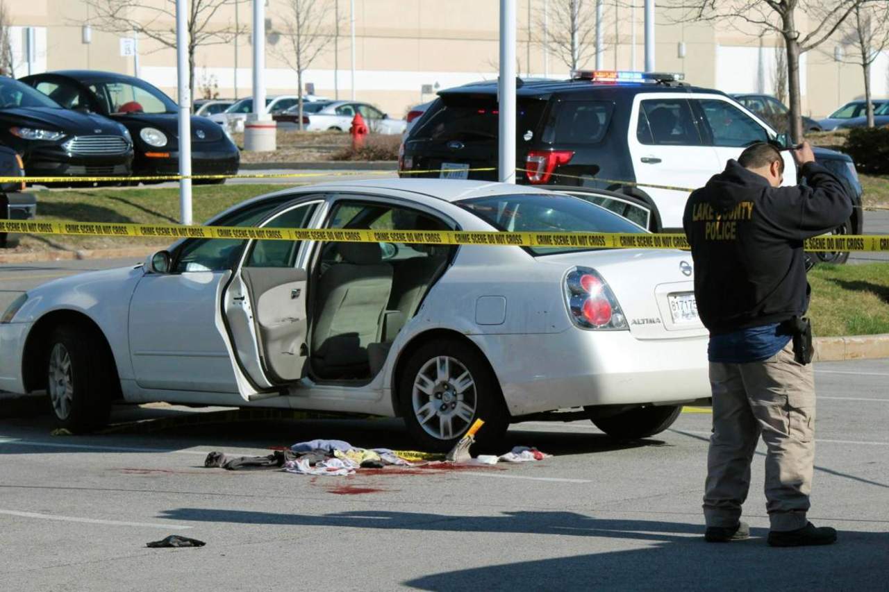 Niña dispara a su madre embarazada con el arma de su padre