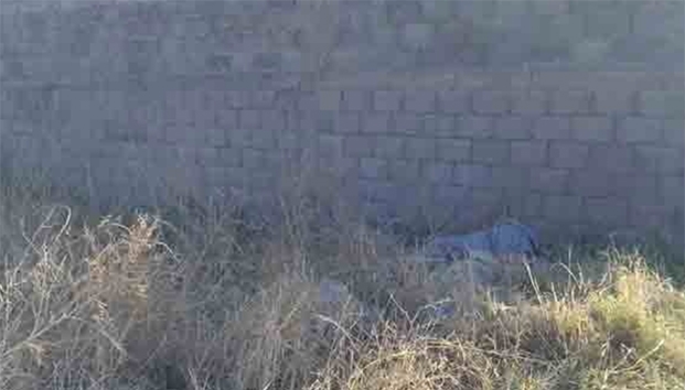 Adolescentes buscaban botes y hallan encobijado