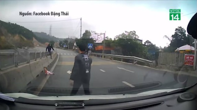 VIDEO: Bebé cruza la carretera gateando y logra llegar ileso