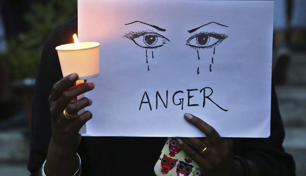 Padre regala hija a amigos y se une para violarla durante 18 horas