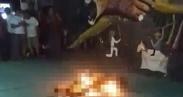 Turba golpea, desnuda y prende fuego a presunto ladrón