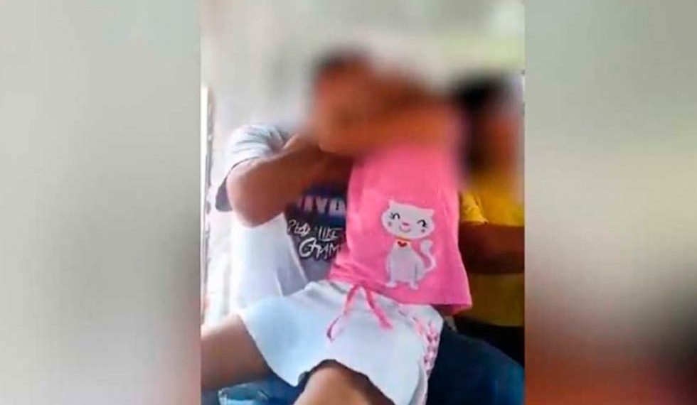VIDEO: Manosea a niña en transporte público de Michoacán y lo graban
