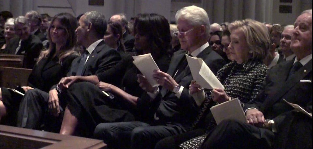 Melania y Obama, el tema viral del funeral de Bárbara Bush