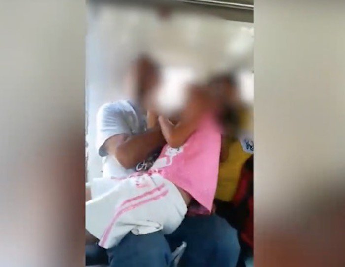 VIDEO: Evidencian a sujeto que abusa de menor frente a varias personas en Michoacan