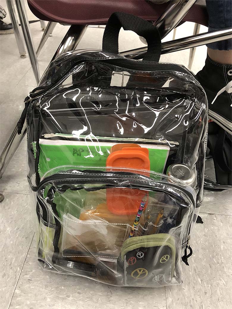 Obligan a usar mochilas transparentes en escuela de matanza en Florida
