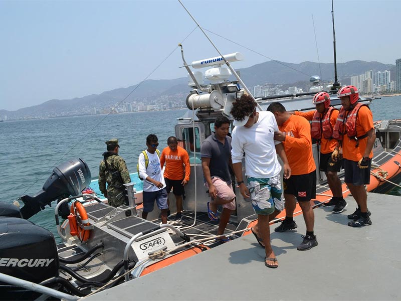 Semar rescata a tres náufragos en Acapulco