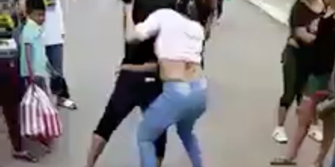 VIDEO:Mujeres terminan en fuerte pelea; iban a visita conyugal con el mismo reo