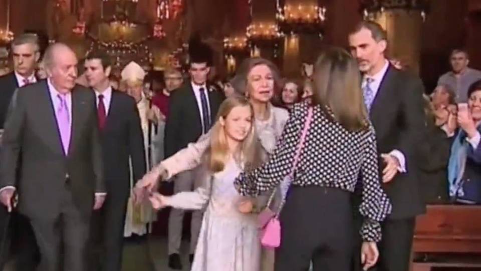 VIDEO:Pelea en la Casa Real;la reina Letizia impide a doña Sofía hacerse una foto con sus nietas.