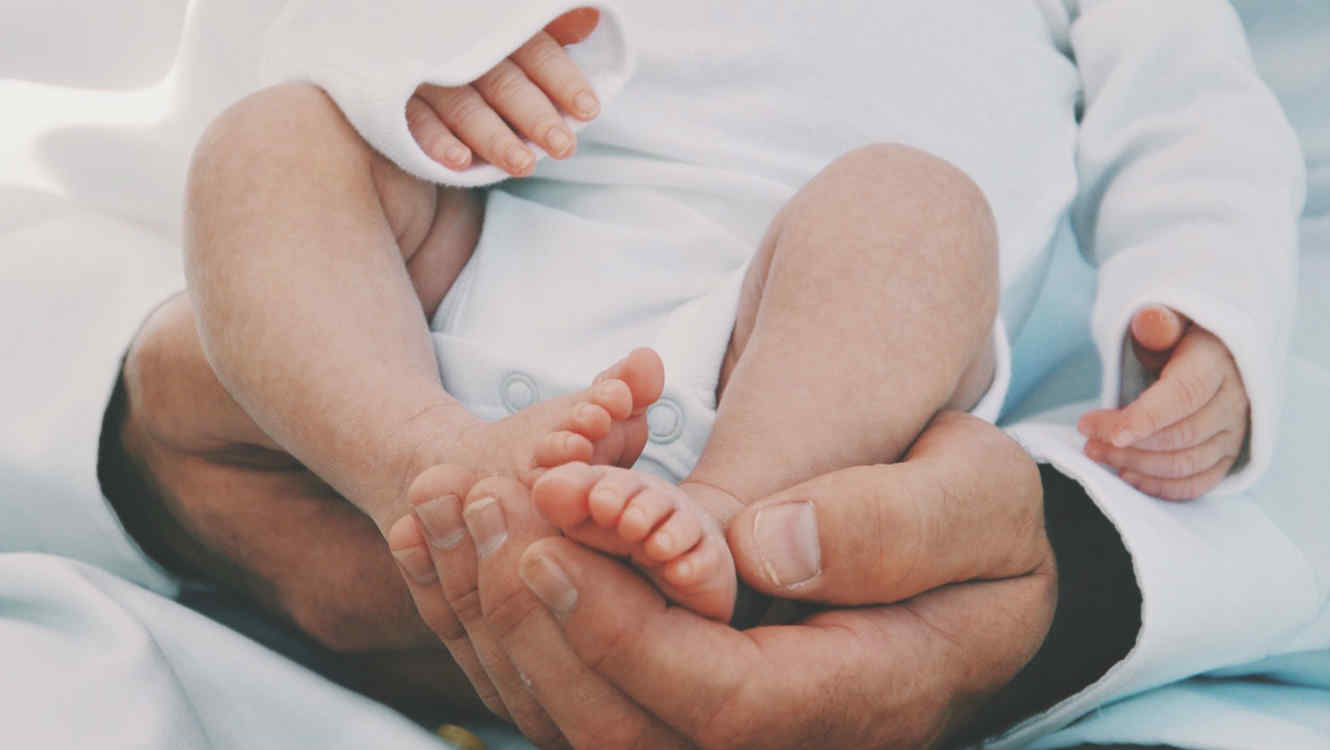 Hallan cuerpo de recién nacido sin cabeza ni piernas