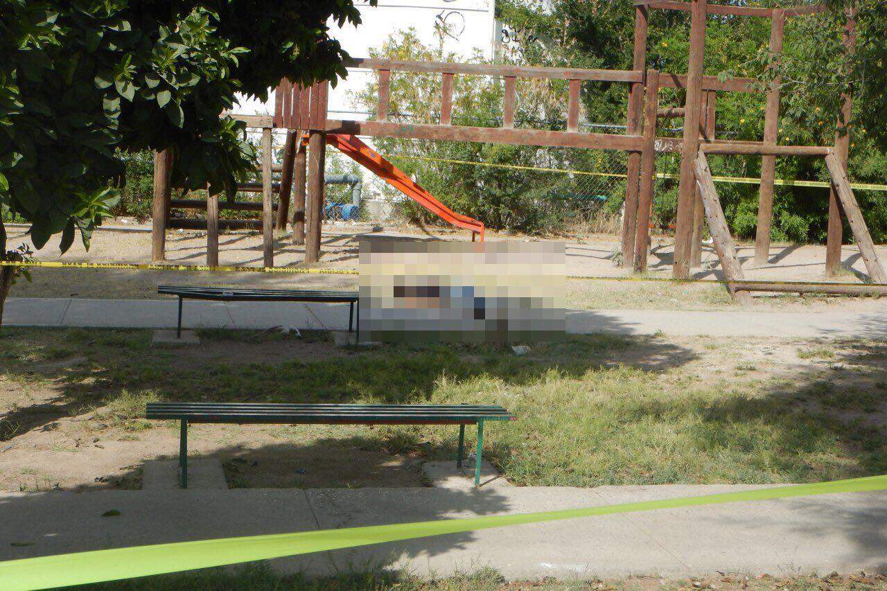 Asesinan a balazos a joven en plaza de Torreón