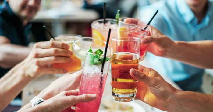 Avalan diputados que no se ofrezcan popotes en bares y restaurantes